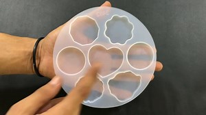 Silicone pop socket mold for epoxy resin #resinart #resin #resinartwork #resincraft #resincoasters #resinjewelry #resinartist #resintray #resincrafts #resinmolds #resinpainting #resincharms #epoxyresin #epoxy #epoxyart #epoxytable #epoxybank #epoxyfloor #epoxyjewelry #epoxywood #epoxyresinart #epoxyideas #resinwork #resinpendant #resincasting #resintable #resincrafting #resinjewellery #resinnecklace #resinmold | Epoxy World