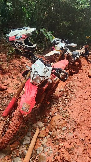 napagod na naman sila.. yung isa, hindi pagod, nag aalign lang ng knee cap. sumemplang kasi, tapos na dislocate yung tuhod 😅 | Override MotoAdventures