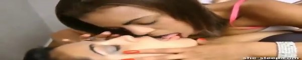 lesbiana abusa de su amiga para besar sus labios