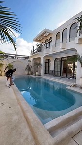 2.5K views · 100 reactions | Pool party ideas!  Video by - @pool_flowers Proces flower pool birthday in @kalesma.ulu #adiflowerdecoration #fyp #flowerpool #suprise #birthday #art #flowers #engagement #Uluwatu #bali #reels #Instagram #trendingnow | Pool Magazine | Facebook