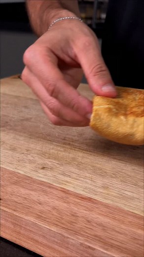 vcs nao tem noção de como eu amo esses quadradinhos COMENTE aqui embaixo com um emojizinho qualquer se quiser o PDF da receita, o modo de preparo, os macronutrientes detalhados ou o link de qualquer um dos produtos que eu utilizei no vídeo, aí é só esperar que eu te chamo na DM! Os crepe pockets são super versáteis porque são feitas com essas massas de crepioca que podem ser usadas em diversos preparos, inclusive foi utilizada no vídeo de ontem (lasanha sem glúten) se não viu, corre lá. Hoje, al