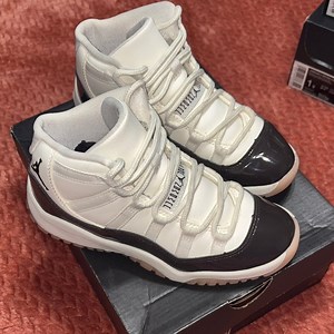 Jordan 11 Retro Neapolitan - Kids unisex size: 13.5 Y Excellent condition