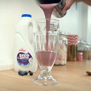 Lactose sensitivity means not all of us have the freedom to enjoy creamy treats. With Anchor Zero Lacto Milk, you can treat yourself to all your favourite milk bar creations, right at home 🥤💜 Check out the recipe to this delish Zero Lacto blueberry milkshake, topped with berries and meringues. | Anchor NZ