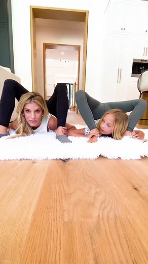 Do u think she knew? Name as many dance moms as u can😂 @maddiegray27 @thereallillyk @reallillyketchman #contortion #dancemoms