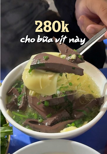 Từ lúc biết quán này các quán khác ra chuồng gà 🤣 Hôm nọ đi ăn còn gặp ông chủ Phở Thìn cũng ăn ở đó hẹ hẹ #vitnha #dongnhan #hanoi
