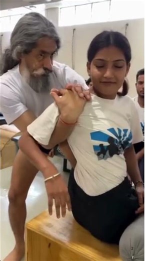 🧘‍♂️ Bharadvajasana on Marod Box – Guided Practice with #dhakaramji #yogapeace #therapeuticyoga