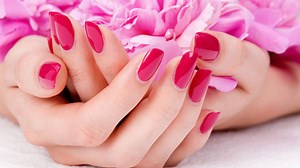 Merawat Kuku dengan Minyak Bunga Camellia