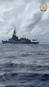 𝑾𝑨𝑻𝑪𝑯: An Australian MH-60 helicopter of HMAS Brisbane (DDG41) demonstrates a vertical personnel transfer in action during the Exercise ALON held at the West Philippine Sea. #BomboRadyoIloilo 📹 AFP | Bombo Radyo Iloilo 837kHz