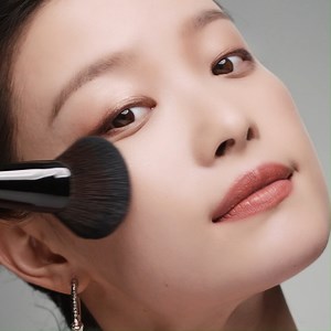 A rosy glow never goes out of style ✨ Get to know the magic that is Highlighting Powder in Pink Glow. The pearly pink color gives a subtle, gorgeous light to your makeup look. 💗 Get your Raya look ready, shop this bestseller now at your nearest Bobbi Brown store: http://bit.ly/3GAIqxL #BobbiBrownMY #BobbiBrownHighlighter #PinkGlow #GlowingSkin #MakeupEssentials | Bobbi Brown Cosmetics