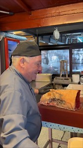 🔥 ¿Has visto cómo se preparan los chuletones que te vas a comer esta noche? Así empieza la jornada de Victorino, nuestro maestro carnívoro en Restaurante Manacor 🥩🔥 Cortes precisos, brasas al punto, y una carne que habla sola. 📍El Tarter – Andorra 🥩 Solo para verdaderos amantes del chuletón. #RestauranteManacor #VictorinoElMaestro #ChuletónPerfecto #CarneDeAutor #AndorraEats #FoodieAndorra #GrillMaster #SteakLovers #carnemaduradaandorra #carneandorra #carnebuenaandorra | Restaurant Manacor