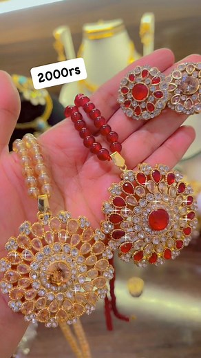 Beautiful high quality real stone mala set available details or order on what’s app number 03099446089 #bridaljewelry #indianjewelry #asianjewelry #indian #shaadi #fashion #goldandpearls #modernjewelry #indianfashionijewelry #traditionaljewelry #earrings #jhumkas #necklace #choker #mala #bracelet #mirrorkundan #meenakari #karachi #fershikundan #fershijewelry #fershimala #jewelleryphotography #igjewelry | Signature Jewellery by Ayesha