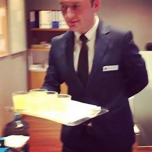 DoubleTree By Hilton İstanbul Topkapı ekibi misafirlerini taze nane yaprakları ile süslenmiş Türk usulü limonatalarla karşılıyor 🍋🌱✨ Sıcak ve uzun bir günün ardından misafirlerimiz lezzetli çikolatalı kurabiyelerimizle birlikte bu serinletici hareketi çok sevdi! /// Dtbh Istanbul Topkapi team welcome the guests with Turkish style lemonades assorted with fresh mint leaves...our guests love this refreshing gesture together with our tasty chocolate chip cookies after a long & hot day! #smile #hot