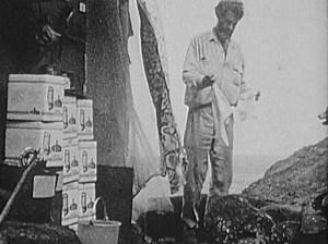 Georges de Caunes : mon chien, mon île et moi | INA