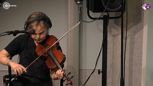 2.5K views · 62 reactions | Zingen, vioolspelen en het bedienen van een baspedaal: Diamanda La Berge Dramm kan het allemaal! In Vrijspel bij De Muziekfabriek maakte ze haar eigen versie van Purcells 'When I'm laid in earth'. | NPO Klassiek | Facebook