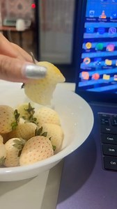 Korea Strawberry အဖြူလေး နို့နံ့လေးသင်းပြီးချိုနေရော 🍓 | Fruit-Myanmar