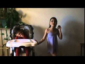 7 years old singing Daydreaming from Ariana Grande.
