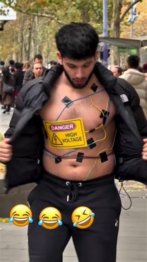 Electric shock prank!! #giaitri #haihuoc #vuinhon #prank #prankvideo