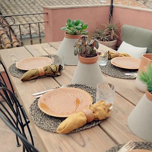 297 reactions · 20 shares | Réutilisez et upcyclez vos abat-jour pour réaliser un chemin végétalisé pour votre table d’extérieur. Jouez l’accumulation en centre de table pour une table déco et conviviale réussie ! ️華 | GARDENA | Facebook