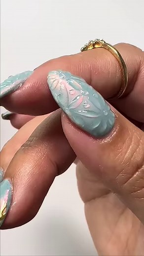 The fall frost is here and @winnieisawesome has captured it with this incredible CND SHELLAC 3D nail art ❄️ How to achieve the look: STEP 1: Apply CND SHELLAC Base Coat, cure. STEP 2: Apply 2 layers of CND SHELLAC in Teal Textile, cure. STEP 3: Apply CND SHELLAC No-Wipe Top Coat, cure and rub on CND Over The Top Effects in Off The Chain. STEP 4: Apply CND SHELLAC Matte Top Coat, cure. STEP 5: Create 3D nail art with CND SHELLAC No-Wipe Top Coat, cure. STEP 6: Finish with CND SolarOil. Visit the 