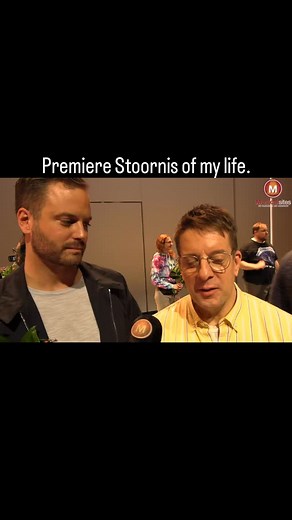 Wat maakt een goeie musical een hit? Een goed script? Pakkende liedjes? Of een sterrencast? Alex Klaasen speelt Jasper, die ASS (Autisme Spectrum Stoornis) heeft en mede daardoor een perfect geregisseerd leven leidt, totdat zijn leven ineens geen script meer heeft, omdat zijn moeder (Sylvia Poorta), regisseur van zijn leven, plotseling overlijdt. Zijn ‘geslaagde’ broer (gedeelde rol door Jim Bakkum en Soy Kroon) probeert het script te herschrijven door alles in zijn leven om te willen gooien, ma