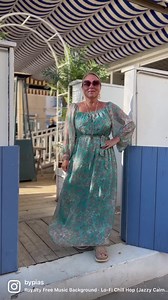 Auringonlaskuun liihoitellaan Merilyn-mekossa jonka adoptoin itselleni suoraan kuvauksista tässä Aqua-värissä 🍋🌿 Se tuo mieleeni Välimeren jonka mindsetissa haluan pysyä 🧡 https://www.bypias.com/search?q=merilyn*&type=product En tiedä onko nämä jo lähes myyty loppuun ja isompaa kokoakin jo toivottu, joka on jo kaavoitukseen laitettu. KUKAAN ei saa jäädä ilman Merilyn-mekkoa ensikesänä 😍 | BYPIAS