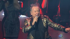 Simple Minds - Alive And Kicking (Night of the Proms) Alive and Kicking es una canción y sencillo de la banda de rock escocesa Simple Minds que se lanzó al mercado en 1985 como primer sencillo del disco Once Upon a Time, uno de los discos más exitosos de la banda. Alcanzó el número 3 en el Billboard Hot 100 de los Estados Unidos; un cuarto puesto en Canadá y varios top 5 en Europa, incluyendo Italia, donde llegó al número uno. El grupo se encontraba en una buena posición musical después del éxit
