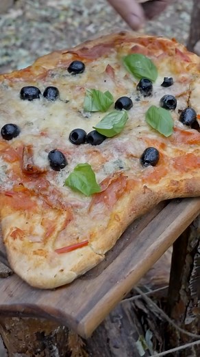 28K views · 150 reactions | - Pizza im Lehmofen - Eure Lieblingspizza … ? . . . #schlingel #naturensoehne #natur #outdoor #draußen #pizza #lehmofen #selbstgemacht #diy | Naturensöhne | Facebook
