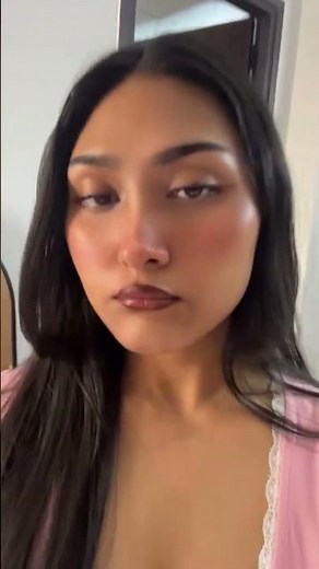 Hot Babe Huge Sexy Cleavage