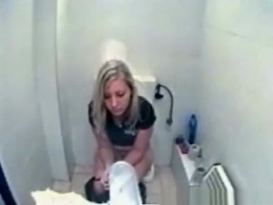 teen Gf peeing (18+)