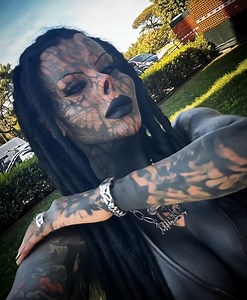 “Toxii’s dramatic transformation will leave you speechless!” 😱💀 From long blonde hair and soft glam to jet-black hair and full-body tattoos, Toxii’s transformation is truly jaw-dropping. See her before-and-after photos that are taking social media by storm in the comments below 👇 | Interesting Stories