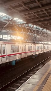 「仕事から家に人々を輸送するために出発する列車」の動画素材（ロイヤリティフリー）3848229659 | Shutterstock