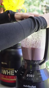 Packed full of ON Gold Standard Whey 💪 This Strawberry Cheesecake Smoothie Bowl from Desi Johnson is perfect for summer 🍓🍰 354 cals ✅ 48g proteins ✅ 24g carbs ✅ 6g fats ✅ | Optimum Nutrition