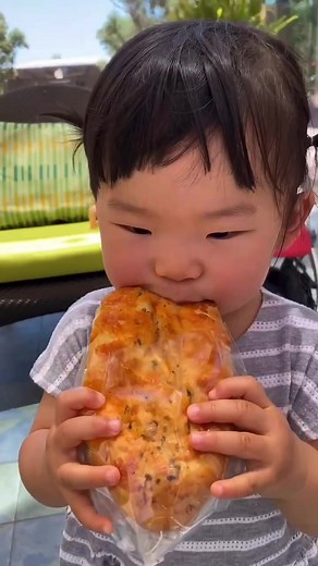 Bread 🥖 cheers #cheese #bread #nomnom #bakery #goods #pastry #hungryfam #foodiesofinstagram #eats #foodstagram #instafood #foodpic #delicious #foodoftheday #foodpics #foodlover #eattalk #tastethisnext #buzzfeast #feedyoursoul #tasty #eeeeeats #yum #hungry | Julie H Lin
