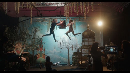 “¡Caigan las rosas blancas!”, de Albertina Carri, una road movie con vampiras, porno y humanismo