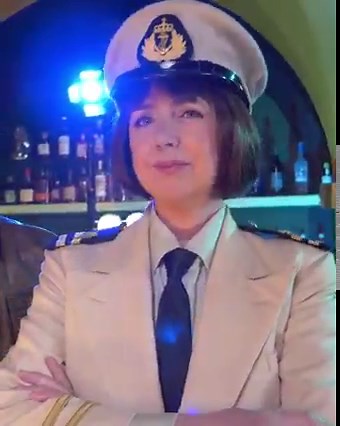 Riksteatret: "Detektimen - en kriminalmusikal" Velkommen til et svalestup tilbake til fredagskvelden på åttitallet, den gang medrivende drapssaker samlet kjernefamilien til langpanne-pizza foran fjernsynsapparatet. Fritt inspirert av Derrick, Columbo, Poirot, Bergerac, Kojak, Miami Vice og alle de andre fabelaktige detektimene – kan det ikke bli annet enn morderisk moro. Følger du nøye med og gjetter riktig, er det kanskje du som avslører morderen! Tirsdag 19. september på kulturhuset 🕵️‍♀️ htt