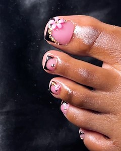Summer is all about pedicures! 🌺 | MetDaan Nails