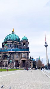 Good evening from Berlin! Goodbye for today from Lustgarten on Museum Island: From here, you can spot the Altes Museum (Old Museum), Berlin Cathedral, Berlin‘s TV Tower, the Rotes Rathaus (Town Hall) and the Humboldt Forum . See you tomorrow! | DW Travel