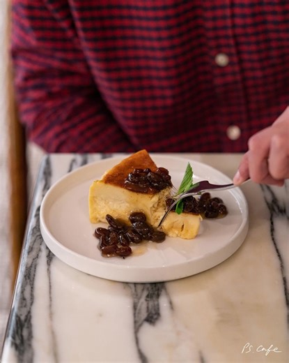 Plump, rum-soaked raisins drizzled over a creamy, freshly baked cheesecake...sweet dreams are indeed made of this 😍 Our Burnt Rum & Raisin Cheesecake is available by the slice at our PS.Cafe Great World outlet. #pscafe | PS.Cafe