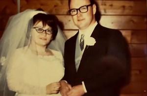 251K views · 4.5K reactions | After 53 years of marriage, a Texas couple died from Covid-19 while holding hands. Their son joined the show to remember and honor his parents. https://cnn.it/38prlEQ | CNN Replay | Facebook