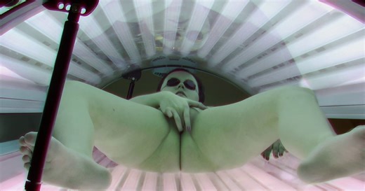 Czech Solarium 400: Una chica traviesa monta un espectáculo en el solárium