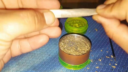 Tutorial diseñado para forjar o preparar un porro o puro. Necesitaremos 1.Papel culero pequeño para filtro o matocha. 2.Papel culero de tamaño considerable para forjar... de preferencia con adhesivo a base de agua. 3.Material extraño especial para agregar al papel culero de tamaño considerable. 4.Saliva 5.Pusher o algo con que puyar o presionar el material en el cilindro. 6.Paciencia, tus primeros porros saldran de la mierda, pero espero os sirva este tutorial. #tutorial #tutoriales #tutorialver