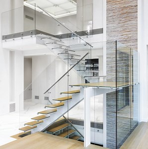 [Hot Item] Modern Minimalism Style Steel Stringer Staircase Super White Tempered Glass Railing Stairs Price
