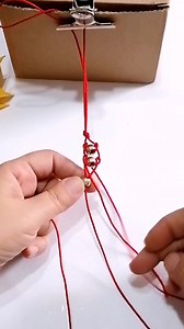 3.4K views · 35 reactions | Tutorial completo en mi página, Cómo hacer una pulsera de hilo chino ajustable con cuentas doradas #pulseras #hilochino #hilo #nudos #nudosmacrame #d#dorado | Cursos en Línea y Tutoriales de Bisutería KRÁSY | Facebook