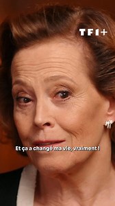 439K views · 12K reactions | Sigourney Weaver est à n'en pas douter l'élégance incarnée, avec cet air cordial, un bras aristocratique. De retour à l'écran dans Avatar, elle est par la même occasion de retour en France. Découvrez son portrait aux côtés d'Audrey Crespo-Mara sur TF1+ en streaming gratuit  https://l.tf1.fr/wPK | TF1+ | Facebook