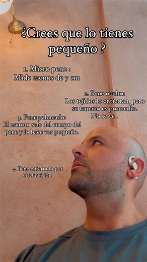 El término “pene enterrado” o “pene oculto” se refiere a una condición en la que el pene está oculto o sepultado debajo de la piel del abdomen, el escroto o el muslo. Esto puede ser causado por varias razones, incluyendo: 1. Obesidad: El exceso de tejido adiposo en la región púbica puede ocultar el pene. 2. Cirugía previa: Algunas cirugías, especialmente en el área genital o abdominal, pueden afectar la apariencia del pene. 3. Condiciones congénitas: Algunas personas nacen con condiciones que re