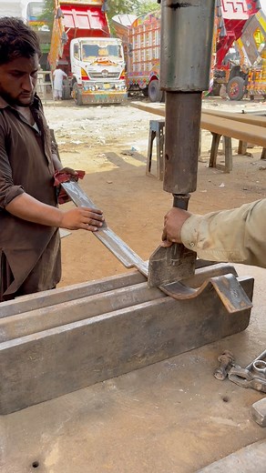 Trailer Engine Holder Making Process #Pakistanitruck #hydraulic #asmr #restoration #fblifestyle | Mixi Work