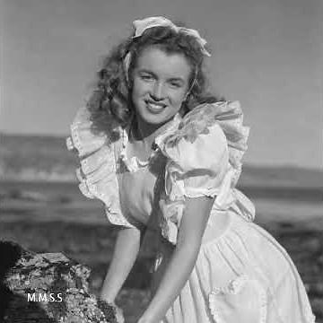Norma Jeane(Marilyn Monroe) in 1945 at the age of 19 On a modelling assignment with Andre de Dienes