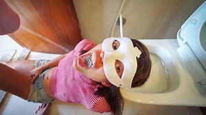 Lidský záchod to všechno spolkne!