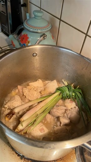 45 reactions · 18 shares | Me and Beshy cooking Tinola , isang kalderong tinola at dalawa lang kami kumain  #followerseveryonehighlights #follower #peppers #TinolangManokWithPapaya #pinoyfoodie | Mayflor Payao Rogers | Facebook