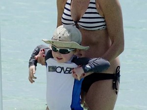 Minnie Driver en bikini aux Caraïbes
